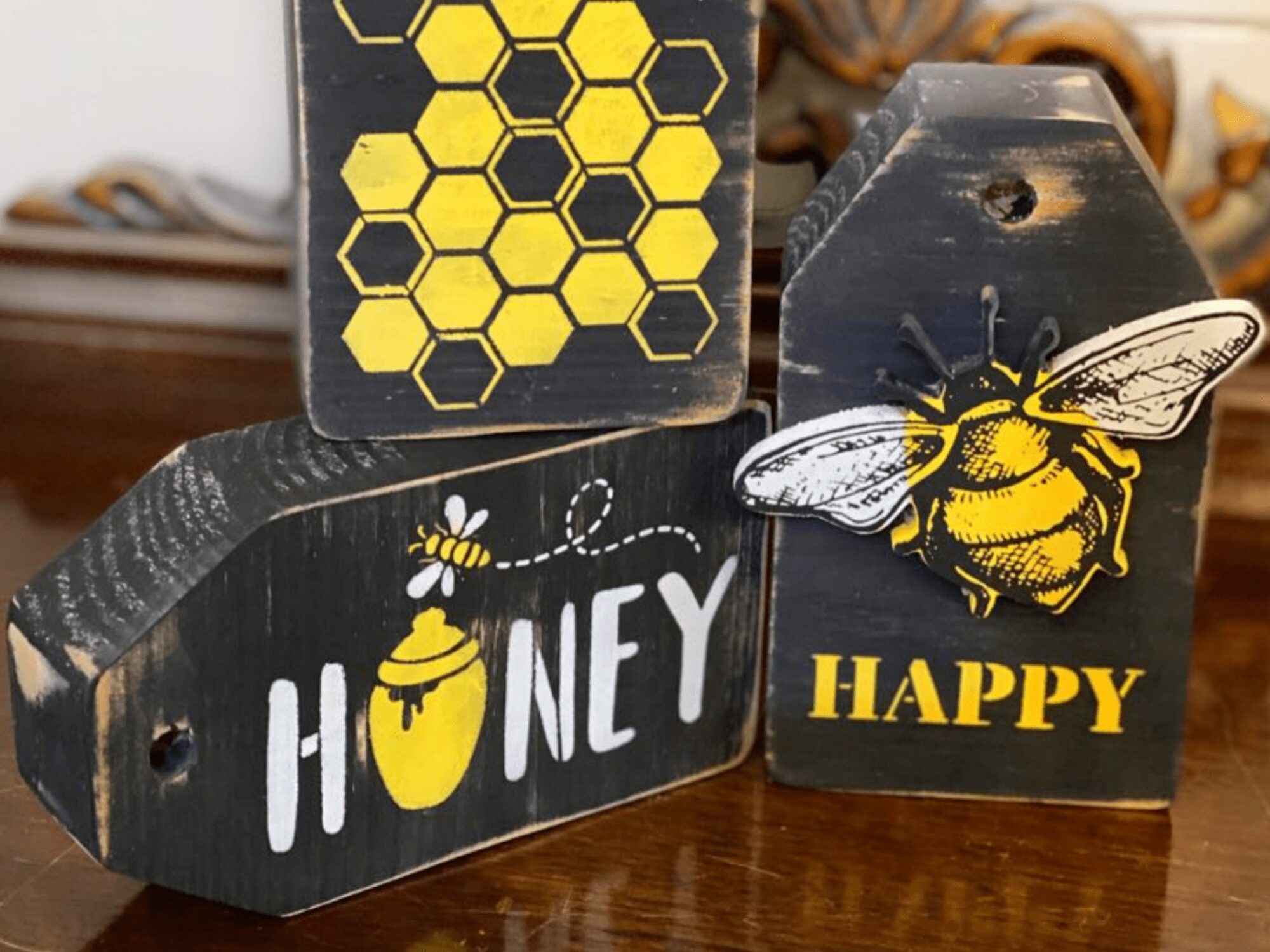 diy-bumble-bee-tag-decor